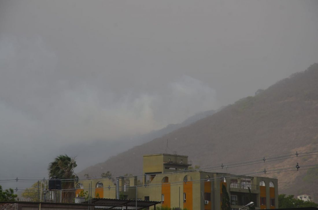 Por un fuerte viento, el Cerro 20 de Febrero tuvo un voraz incendio en sus zonas altas