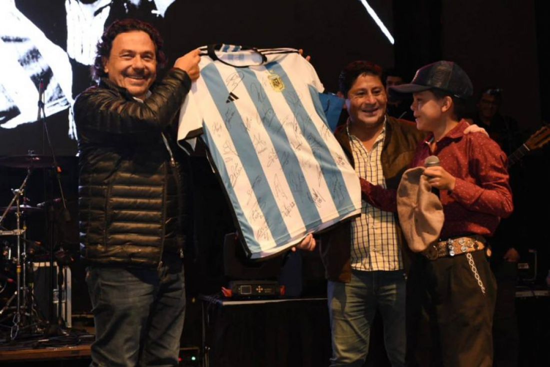 Sáenz se reencontró con José Andrada y le regaló la camiseta de la selección firmada