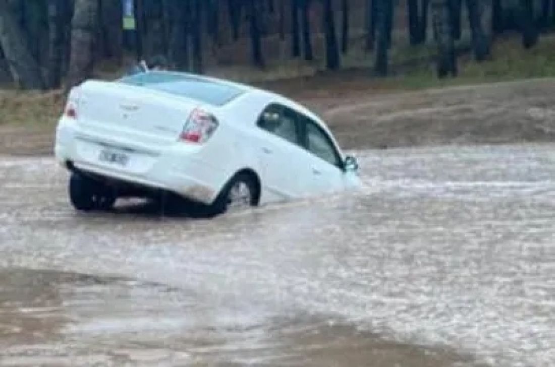 Varios vehículos fueron arrastrados por las lluvias en distintas partes de Salta