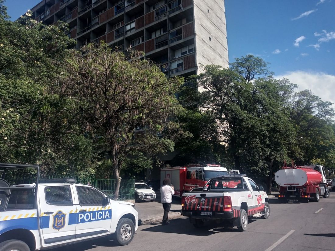 Dos personas mayores lograron salir ilesas tras un incendio en los Monoblock  Salta - Salta - Profesional FM 89.9 Salta, Argentina