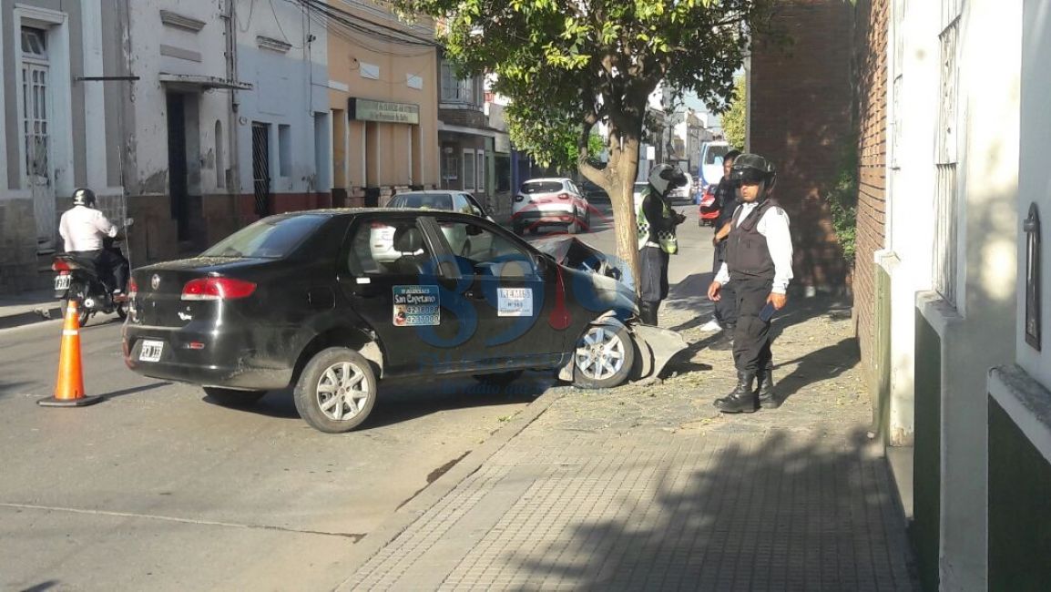 Se le cruzó una pareja discutiendo y chocó contra un árbol - Policiales -  Profesional FM  Salta, Argentina