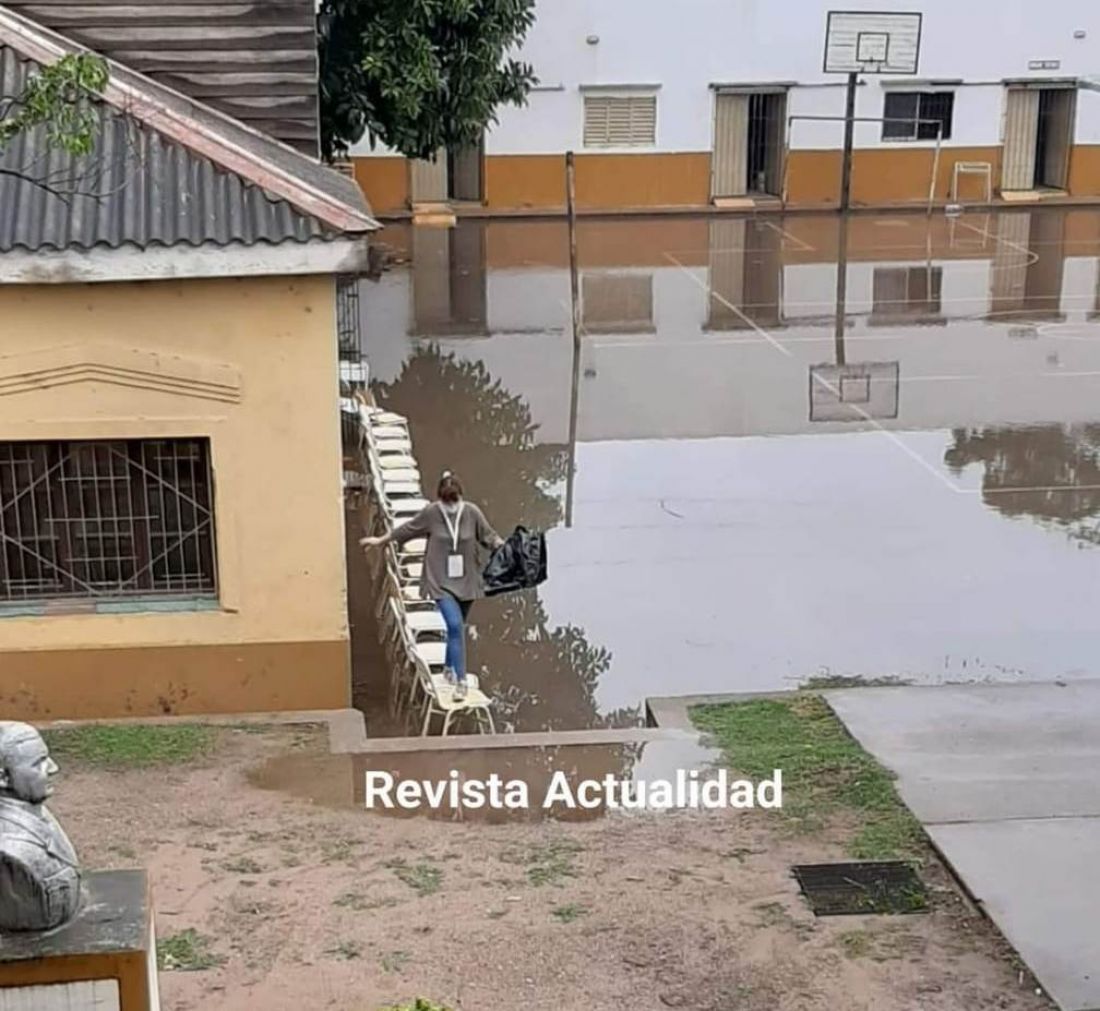 Se inundó una escuela de Salvador Mazza y armaron puentes para votar