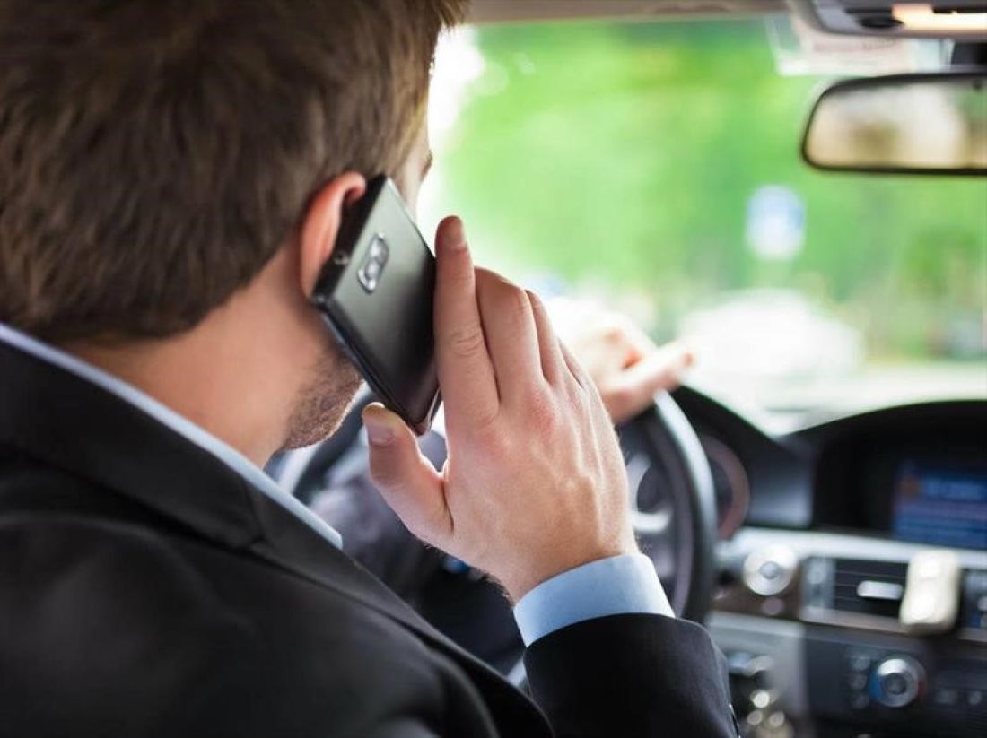 Cuánto se paga de multa en Salta por usar el celular mientras se conduce
